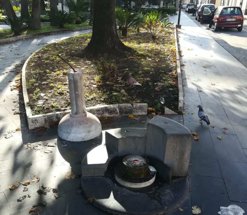 Giarre, grave atto di teppismo nella villetta San Francesco: “decapitata” la fontanella artistica