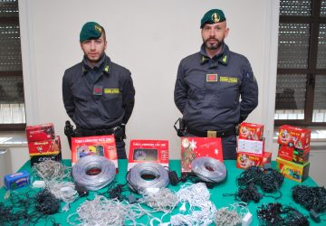 Misterbianco, sequestrati 4 milioni di luminarie natalizie cinesi illegali