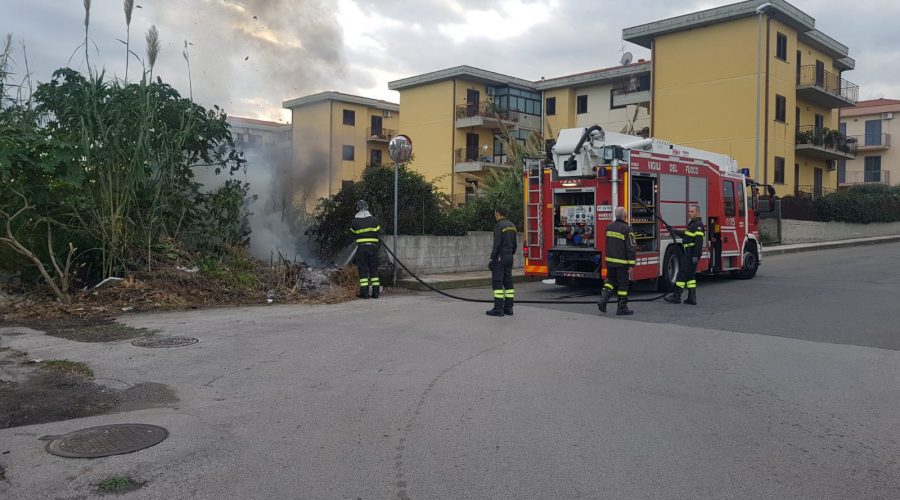 Riposto, a fuoco sterpaglie in via Caragliano. Intervento dei Vigili del fuoco