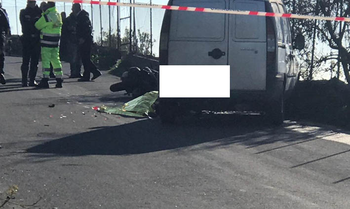 Biancavilla, scontro frontale tra un furgone e uno scooter: muore 17enne