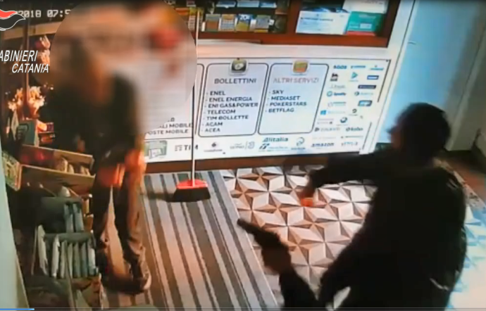 Belpasso, arrestati due rapinatori seriali. I carabinieri trovano anche 1 kg di marijuana VIDEO