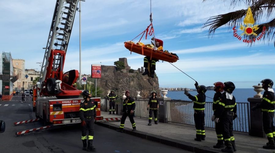 Aci Castello, cadavere in mare: recuperato dai Vigili del fuoco il corpo di un 32enne VIDEO
