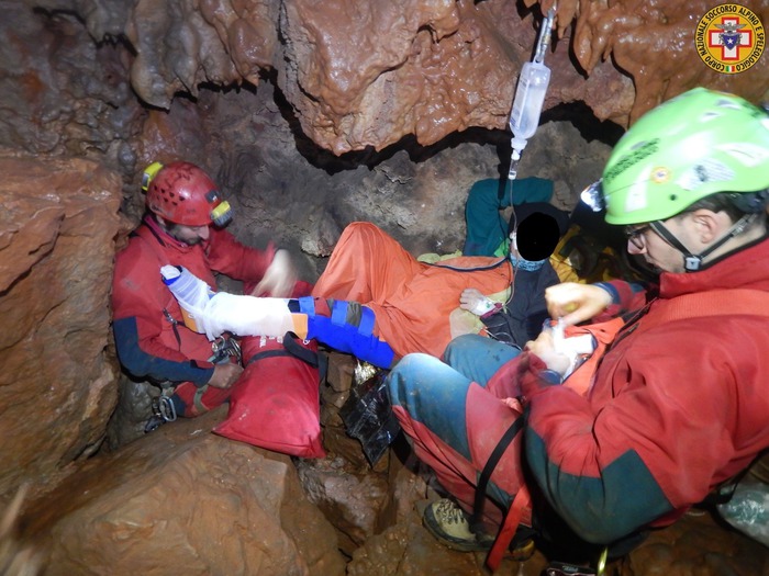 Speleologa cade dentro una grotta nelle Madonie: salvata 45enne