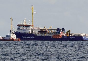 Caso Sea Watch, la Procura per i minori di Catania: sbarcate i minorenni