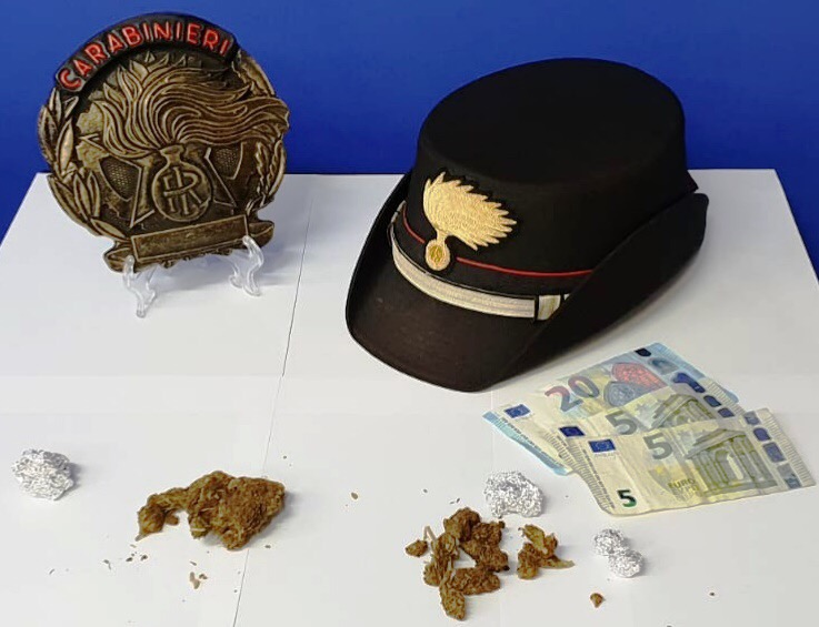 Gravina di Catania, spacciava ai minorenni: arrestato