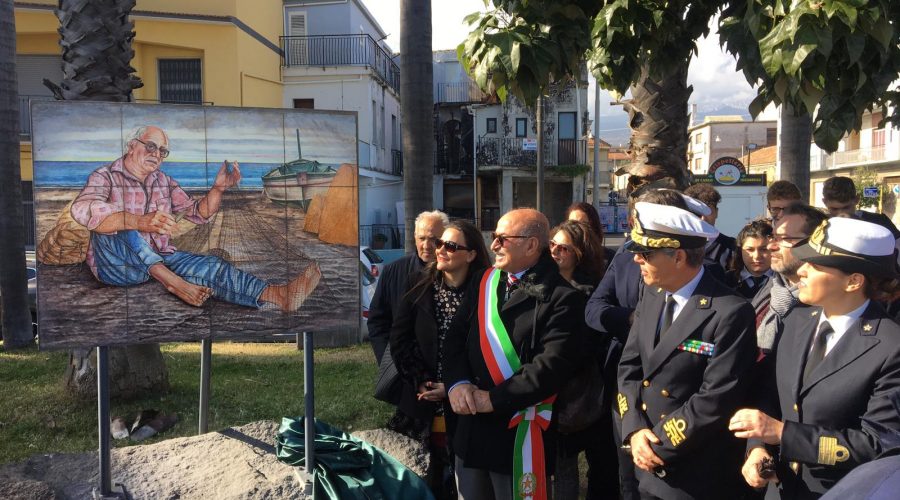 Riposto, inaugurato in piazza Bagni un pannello artistico dedicato alla vita del pescatore