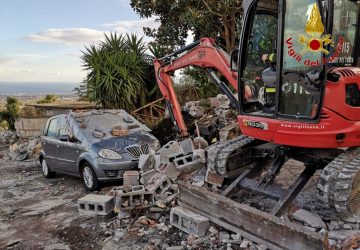 Zafferana, recuperate auto sepolte dalle macerie del terremoto