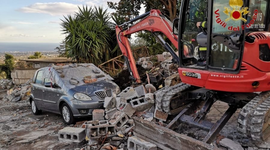 Zafferana, recuperate auto sepolte dalle macerie del terremoto