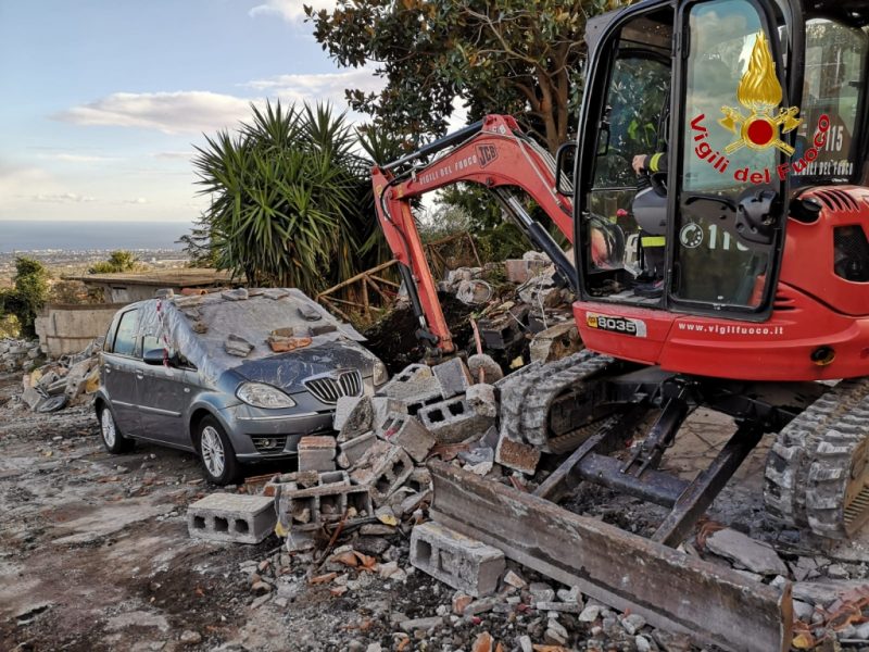 Zafferana, recuperate auto sepolte dalle macerie del terremoto