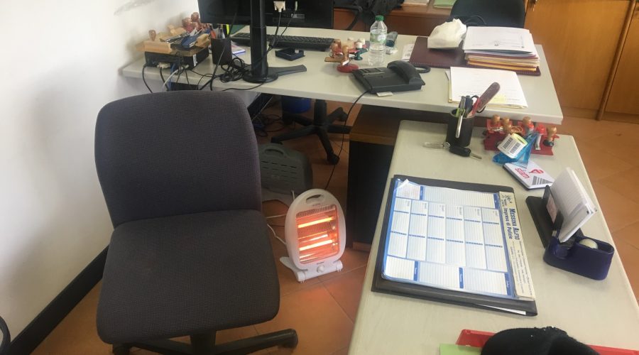 Giarre, aule del Giudice di Pace gelide. Udienze con cappotti e sciarpe