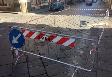 Giarre, pericoloso avvallamento in corso Italia: delimitata una parte di carreggiata