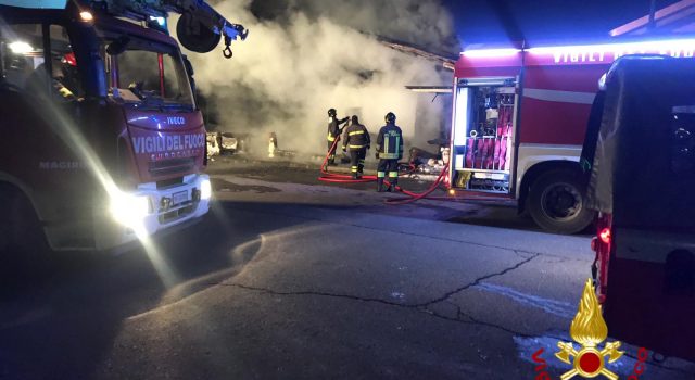A fuoco bar di Piano Provenzana. Non si esclude matrice dolosa FOTO VIDEO