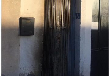 Giarre, incendio al portone in via Principe di Piemonte: immagini riprendono tre uomini