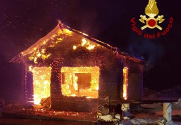 A fuoco bar di Piano Provenzana. Non si esclude matrice dolosa FOTO VIDEO