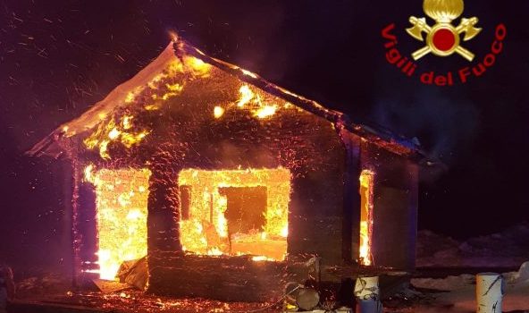 A fuoco bar di Piano Provenzana. Non si esclude matrice dolosa FOTO VIDEO