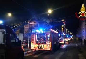 Catania, vasto incendio in uno stabile. Evacuati gli inquilini
