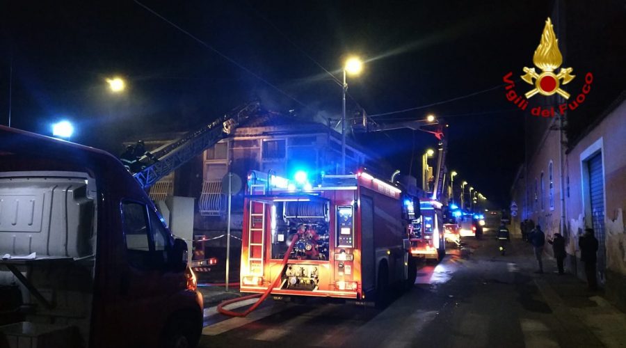 Catania, vasto incendio in uno stabile. Evacuati gli inquilini