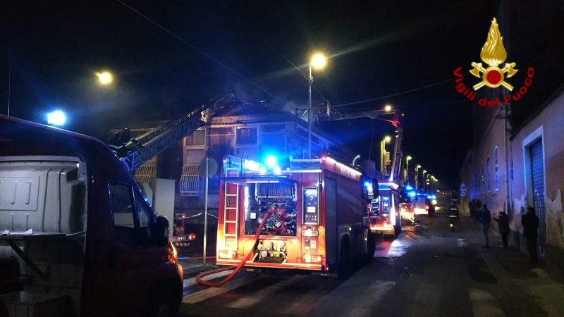 Catania, vasto incendio in uno stabile. Evacuati gli inquilini