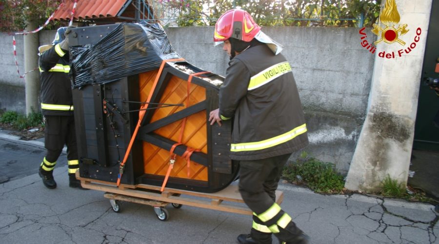 Terremoto, vigili del fuoco recuperano a Pennisi pianoforte e libri