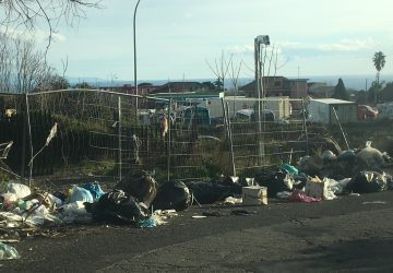 Giarre, strade pattumiera: via Damasco e via Codavolpe invase dai rifiuti