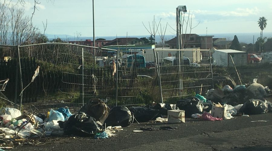 Giarre, strade pattumiera: via Damasco e via Codavolpe invase dai rifiuti