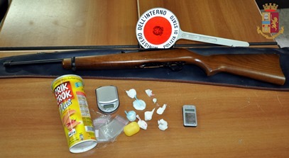 Catania, due arresti per spaccio e detenzione armi