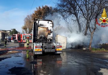 Acireale, a fuoco deposito di camion: intervento dei Vigili del fuoco VIDEO