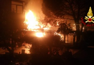 Gravina di Catania, divampa incendio in una villetta. Intervento dei Vigili del fuoco