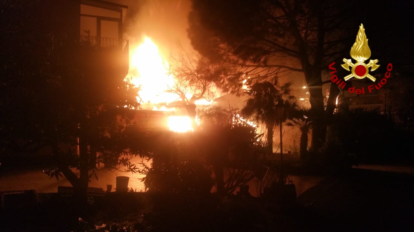 Gravina di Catania, divampa incendio in una villetta. Intervento dei Vigili del fuoco