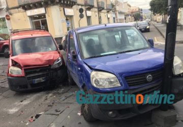 Giarre, "maledetto" incrocio tra corso Italia e via Bellini: in collisione due furgoni Fiat Dobl&ograve;. 3 feriti VIDEO