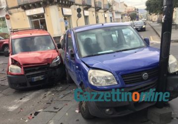 Giarre, "maledetto" incrocio tra corso Italia e via Bellini: in collisione due furgoni Fiat Doblò. 3 feriti VIDEO