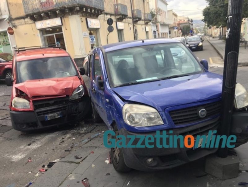 Giarre, “maledetto” incrocio tra corso Italia e via Bellini: in collisione due furgoni Fiat Doblò. 3 feriti VIDEO