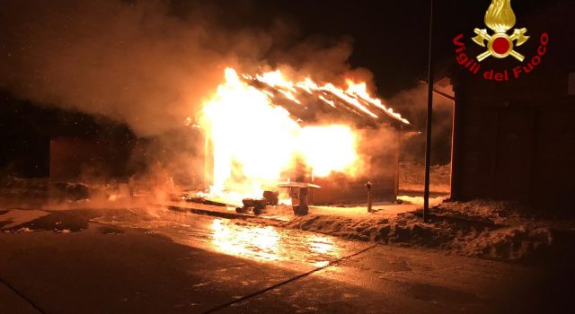 A fuoco bar di Piano Provenzana. Non si esclude matrice dolosa FOTO VIDEO