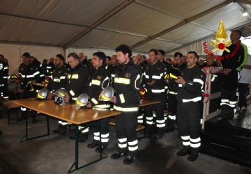 Acireale, il Vescovo Raspanti in visita al Campo base dei Vigili del fuoco