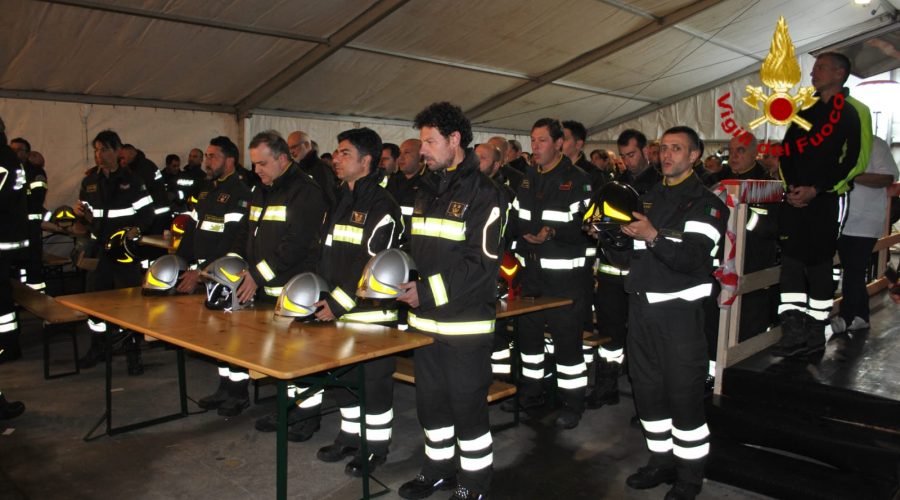 Acireale, il Vescovo Raspanti in visita al Campo base dei Vigili del fuoco