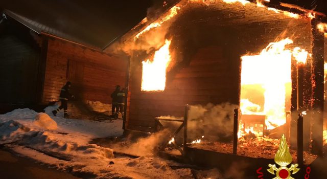 A fuoco bar di Piano Provenzana. Non si esclude matrice dolosa FOTO VIDEO