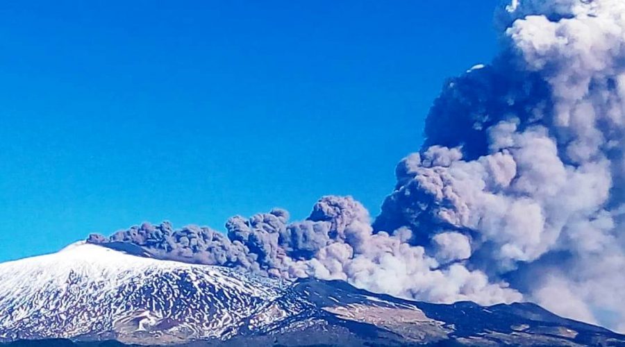 Cenere dall’Etna: chiuso uno spazio aereo dell’aeroporto di Catania