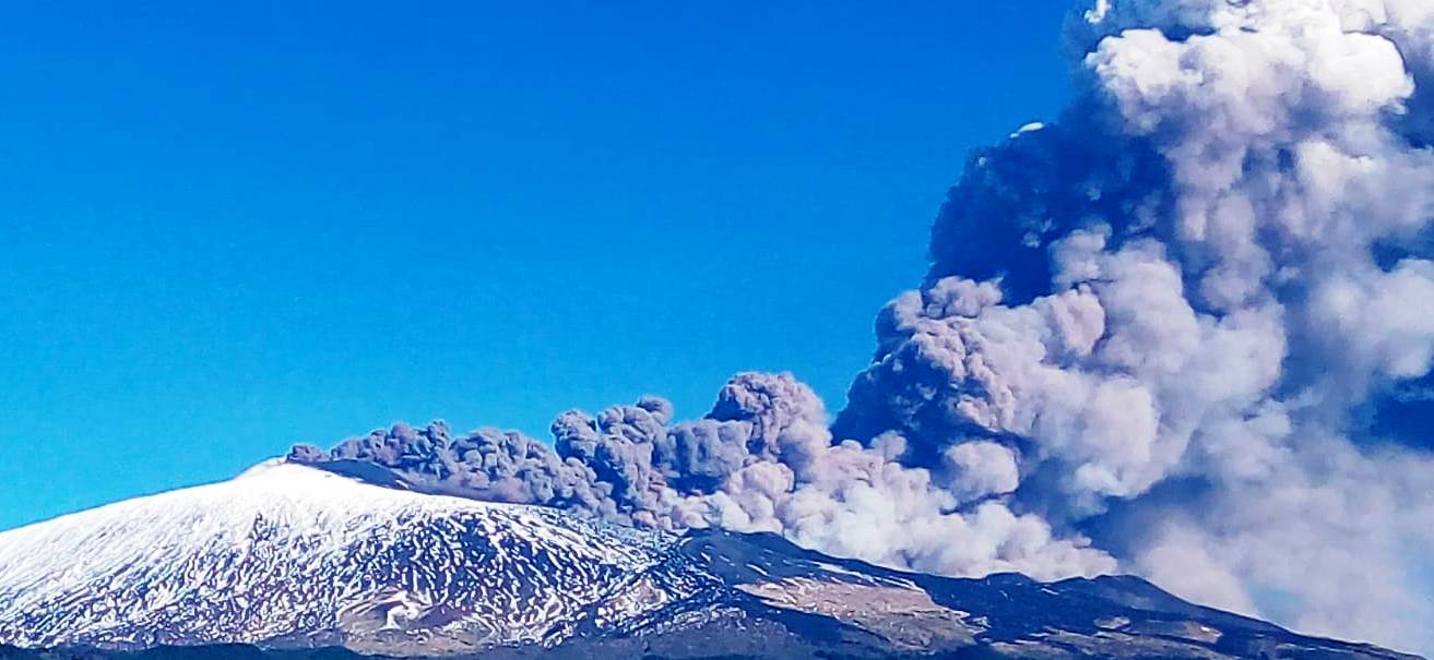 Etna, emergenza cenere: chiusi due settori dello spazio aereo sopra Catania
