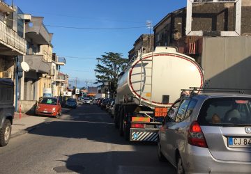 Giarre, l&rsquo;ingresso sud della citt&agrave; paralizzato dal traffico. I residenti: &ldquo; Vigili mai visti&rdquo;