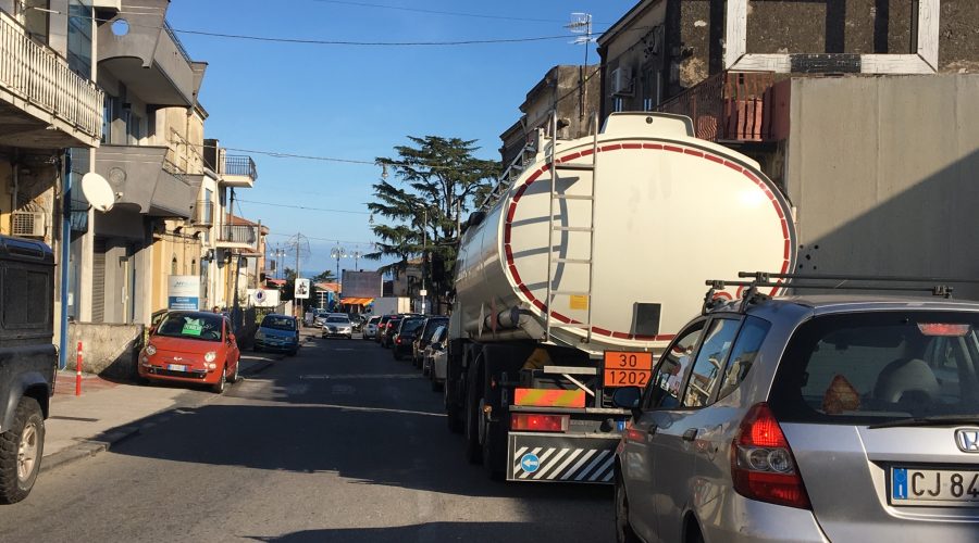 Giarre, l’ingresso sud della città paralizzato dal traffico. I residenti: “ Vigili mai visti”