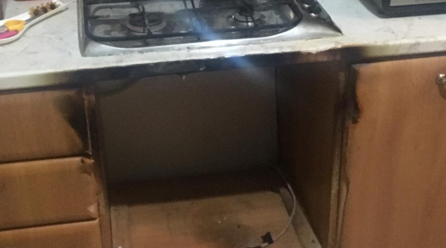 Giarre, prende fuoco un forno ad incasso: paura in un alloggio di via Gravina. Intervento dei Vigili del fuoco