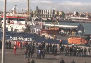 La Sea Watch ha attraccato a Catania nel molo di Levante