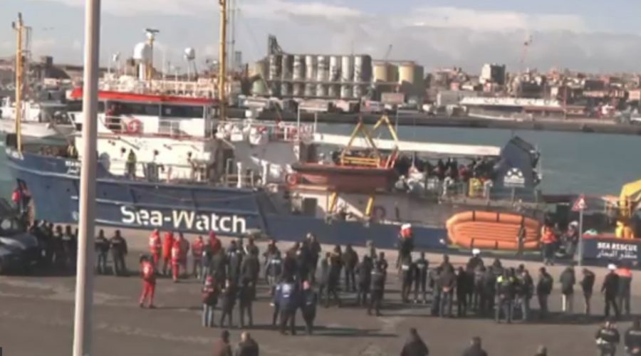 La Sea Watch ha attraccato a Catania nel molo di Levante