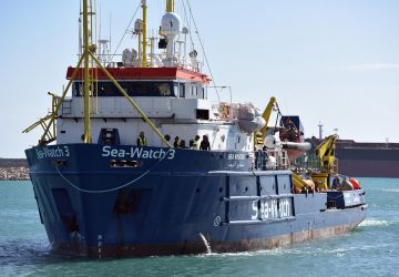A Catania, in mattinata l&rsquo;arrivo della Sea Watch. Ma &egrave; giallo su un guasto della nave