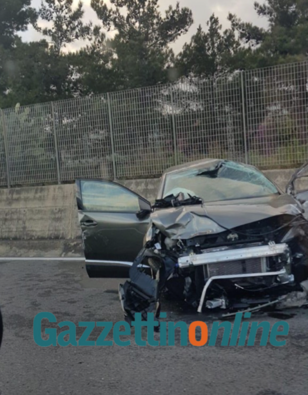 Tamponamento in Tangenziale a Catania: auto si ribalta. Tre feriti