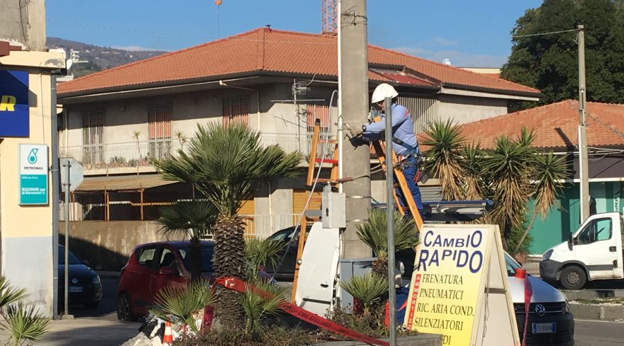 TECNICI ENEL ATTIVANO NUOVO QUADRO ELETTRICO IN VIA RUGGERO PRIMO