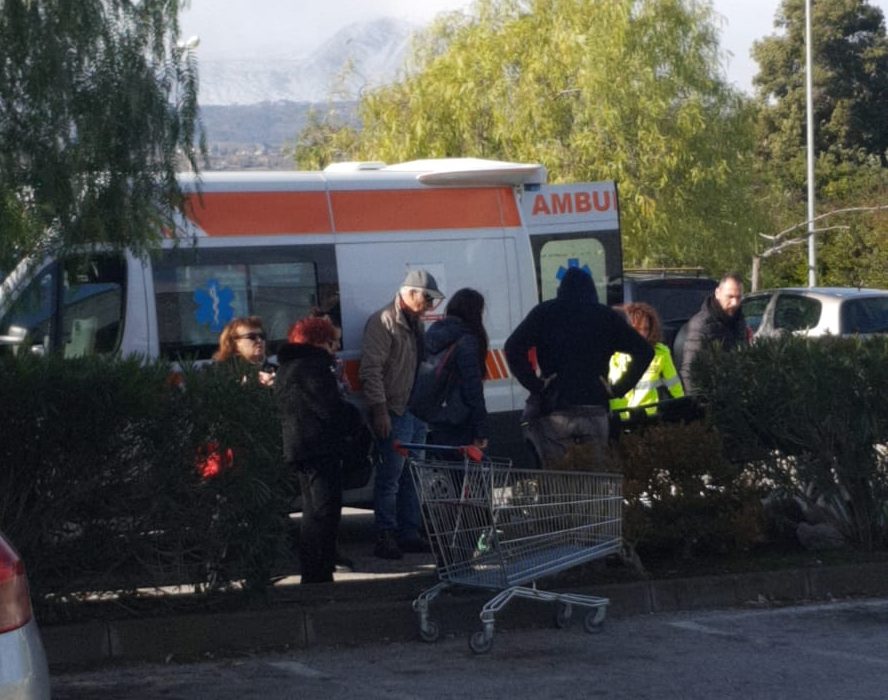 Riposto, anziana donna cade a terra nel parcheggio di Conforama: intervento del 118