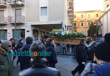 Funerali di Sara Parisi, il parroco del Duomo: "L&rsquo;amore non &egrave; mai possesso. Non &egrave; mai dominio" VIDEO