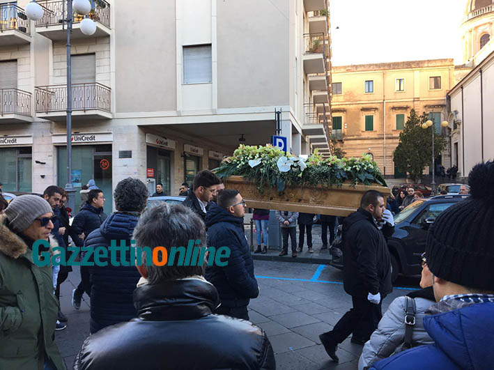 Funerali di Sara Parisi, il parroco del Duomo: “L’amore non è mai possesso. Non è mai dominio” VIDEO