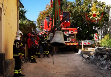 Terremoto, recuperate dai Vigili del fuoco le campane della chiesa di Pennisi